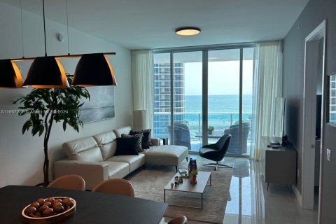 Condo in Sunny Isles Beach, Florida, 2 bedrooms  № 1387973 - photo 1