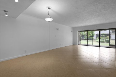 Condo in Fort Lauderdale, Florida, 2 bedrooms  № 1093560 - photo 1