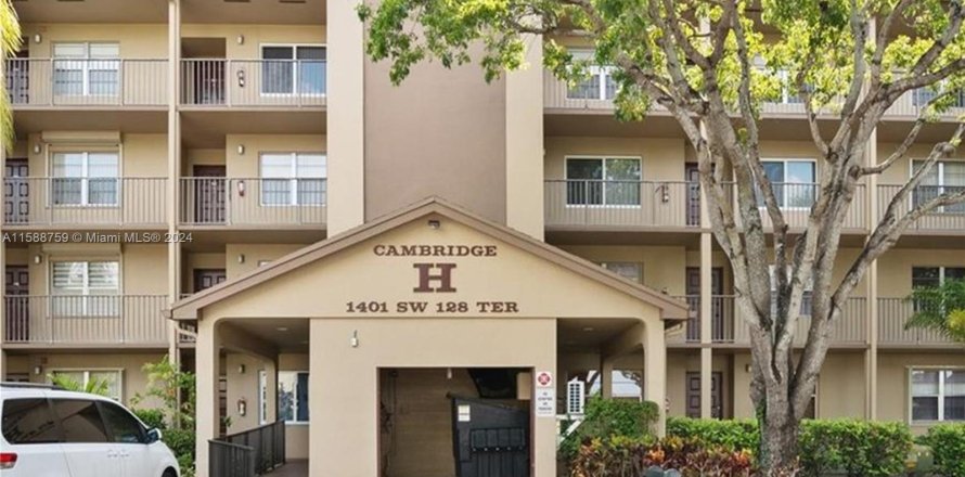 Condo in Pembroke Pines, Florida, 2 bedrooms  № 1177778