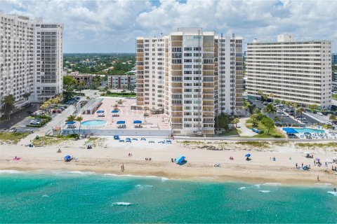 Condo in Lauderdale-by-the-Sea, Florida, 2 bedrooms  № 815301 - photo 1