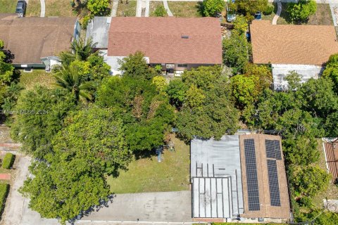 House in Miami, Florida 3 bedrooms, 117.71 sq.m. № 1328733 - photo 6