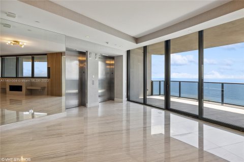 Condominio en venta en Sunny Isles Beach, Florida, 3 dormitorios, 292.64 m2 № 547483 - foto 3