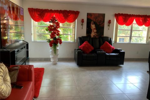 Condominio en venta en Hialeah, Florida, 2 dormitorios, 97.08 m2 № 1184055 - foto 8