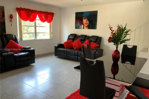 Condominio en venta en Hialeah, Florida, 2 dormitorios, 97.08 m2 № 1184055 - foto 7