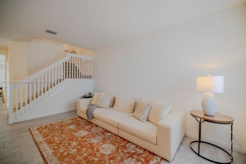 Townhouse in Miami, Florida 4 bedrooms, 178.37 sq.m. № 1187118 - photo 10