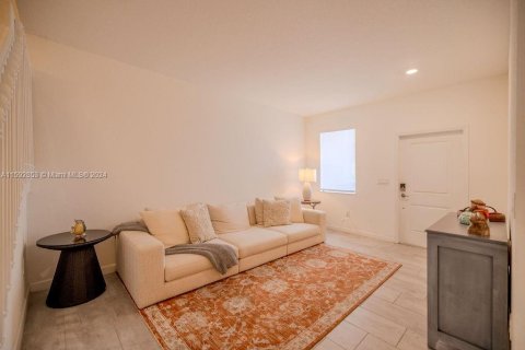 Townhouse in Miami, Florida 4 bedrooms, 178.37 sq.m. № 1187118 - photo 11