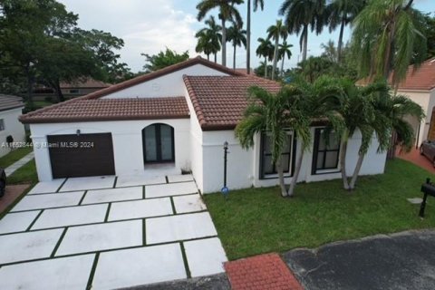 House in Miami, Florida 3 bedrooms, 127.46 sq.m. № 1346031 - photo 1