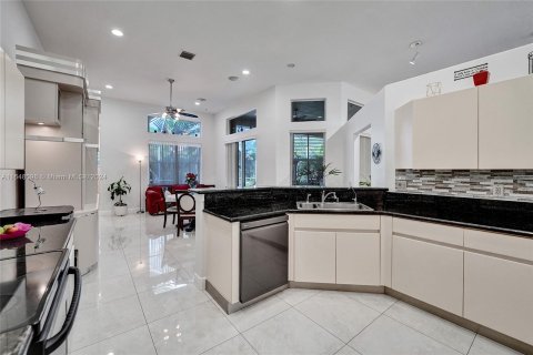 House in Weston, Florida 5 bedrooms, 285.67 sq.m. № 1345969 - photo 12