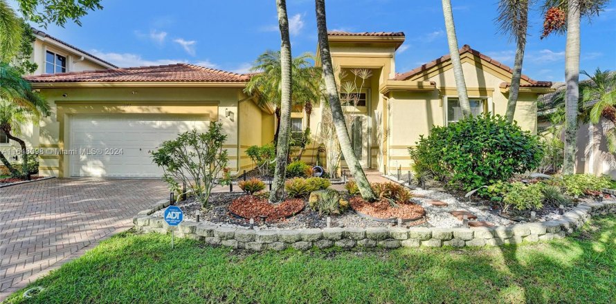 House in Weston, Florida 5 bedrooms, 285.67 sq.m. № 1345969