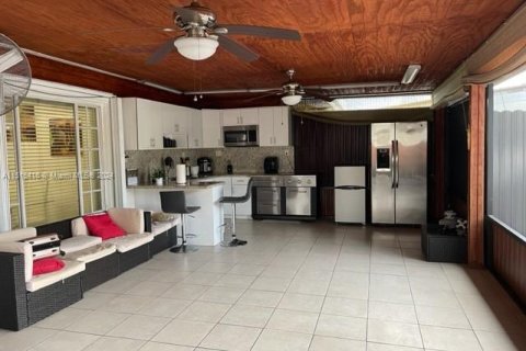 Casa en venta en Miami Gardens, Florida, 4 dormitorios, 165.37 m2 № 961378 - foto 28