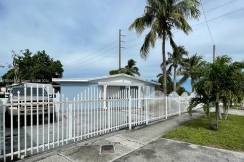 Casa en venta en Miami Gardens, Florida, 4 dormitorios, 165.37 m2 № 961378 - foto 3