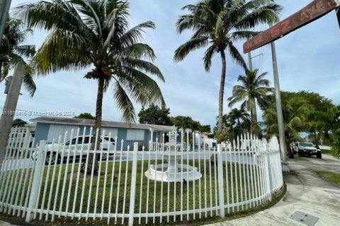 Villa ou maison à vendre à Miami Gardens, Floride: 4 chambres, 165.37 m2 № 961378 - photo 4
