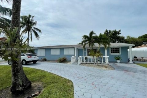 Casa en venta en Miami Gardens, Florida, 4 dormitorios, 165.37 m2 № 961378 - foto 5