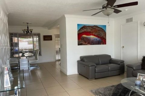 Casa en venta en Miami Gardens, Florida, 4 dormitorios, 165.37 m2 № 961378 - foto 7