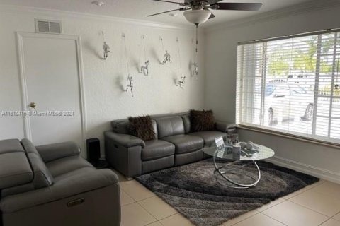 Casa en venta en Miami Gardens, Florida, 4 dormitorios, 165.37 m2 № 961378 - foto 6