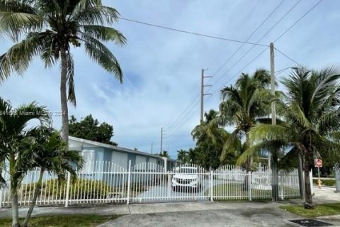 Casa en venta en Miami Gardens, Florida, 4 dormitorios, 165.37 m2 № 961378 - foto 2