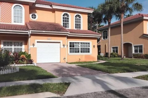 Townhouse in Greenacres, Florida 3 bedrooms, 188.59 sq.m. № 1316236 - photo 1