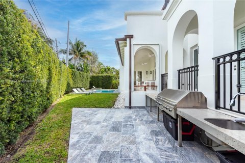 House in Key Biscayne, Florida 5 bedrooms, 412.86 sq.m. № 991286 - photo 11