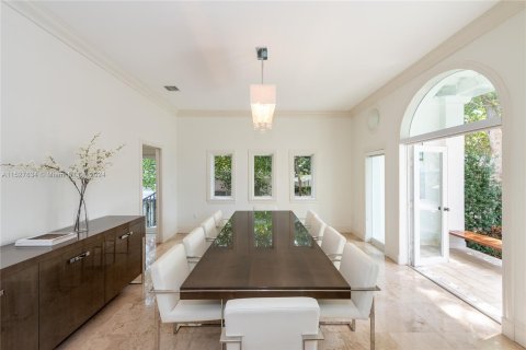 House in Key Biscayne, Florida 5 bedrooms, 412.86 sq.m. № 991286 - photo 5