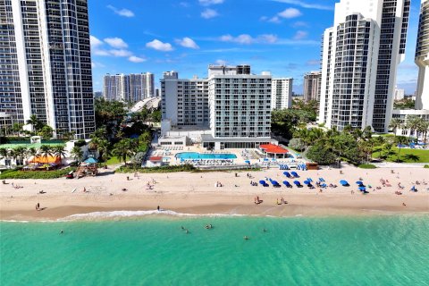 Condo in Sunny Isles Beach, Florida  № 1093139 - photo 2