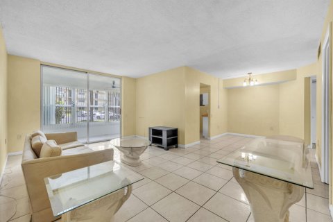 Condo in Tamarac, Florida, 2 bedrooms  № 1188440 - photo 8