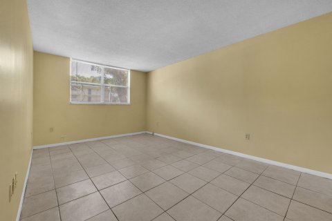 Condo in Tamarac, Florida, 2 bedrooms  № 1188440 - photo 17