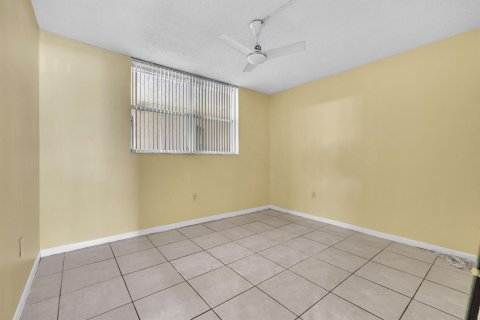 Condo in Tamarac, Florida, 2 bedrooms  № 1188440 - photo 18