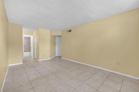 Condo in Tamarac, Florida, 2 bedrooms  № 1188440 - photo 12