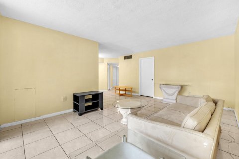 Condo in Tamarac, Florida, 2 bedrooms  № 1188440 - photo 7