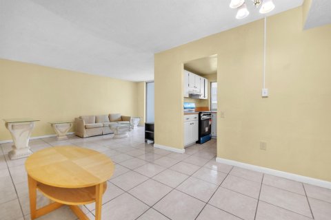 Condo in Tamarac, Florida, 2 bedrooms  № 1188440 - photo 6