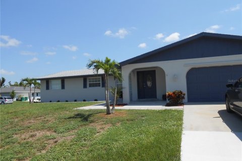 Villa ou maison à louer à Port Charlotte, Floride: 5 chambres, 199.83 m2 № 1346863 - photo 1