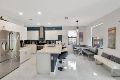 Villa ou maison à vendre à Miami, Floride: 5 chambres, 263.19 m2 № 1294405 - photo 12