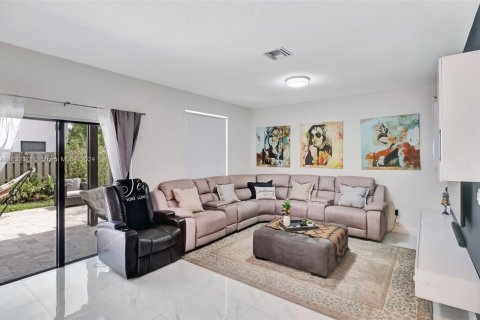 Villa ou maison à vendre à Miami, Floride: 5 chambres, 263.19 m2 № 1294405 - photo 16