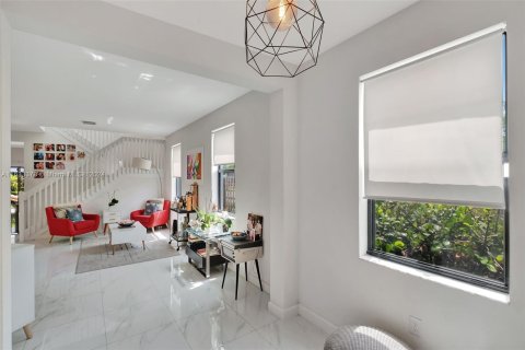 House in Miami, Florida 5 bedrooms, 263.19 sq.m. № 1294405 - photo 9