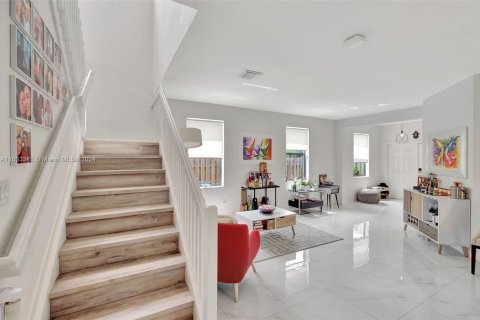 Casa en venta en Miami, Florida, 5 dormitorios, 263.19 m2 № 1294405 - foto 8