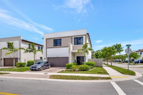 Villa ou maison à vendre à Miami, Floride: 5 chambres, 263.19 m2 № 1294405 - photo 1