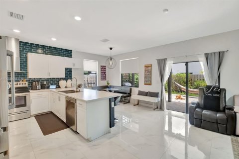 Villa ou maison à vendre à Miami, Floride: 5 chambres, 263.19 m2 № 1294405 - photo 14