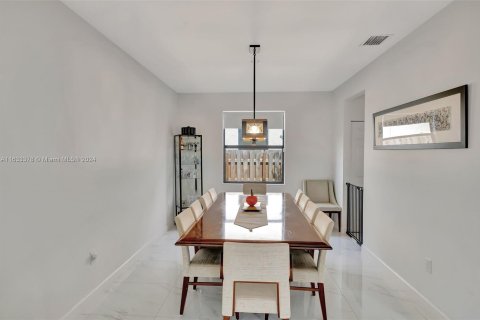 Casa en venta en Miami, Florida, 5 dormitorios, 263.19 m2 № 1294405 - foto 11