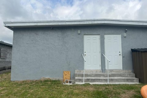 Commercial property in South Bay, Florida 110.55 sq.m. № 1142527 - photo 2