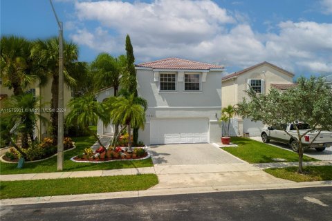 House in Pembroke Pines, Florida 4 bedrooms, 256.78 sq.m. № 1141872 - photo 2