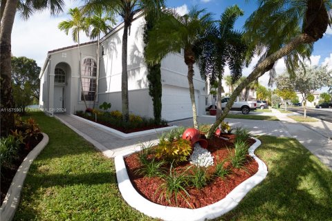 House in Pembroke Pines, Florida 4 bedrooms, 256.78 sq.m. № 1141872 - photo 3