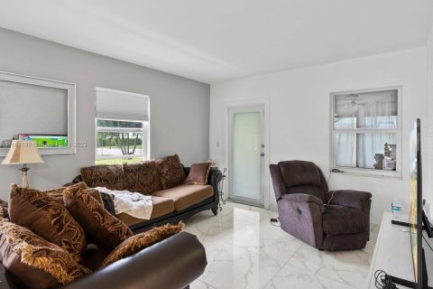 Villa ou maison à vendre à North Miami Beach, Floride: 3 chambres, 86.96 m2 № 983149 - photo 10