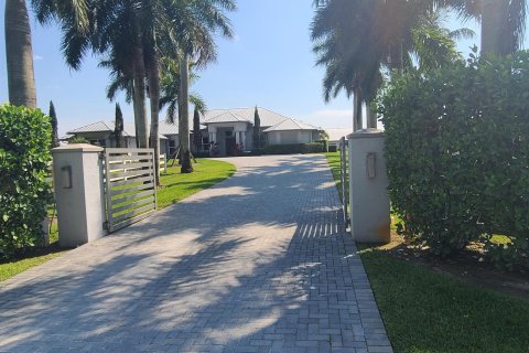 House in Wellington, Florida 4 bedrooms, 356.74 sq.m. № 869366 - photo 3