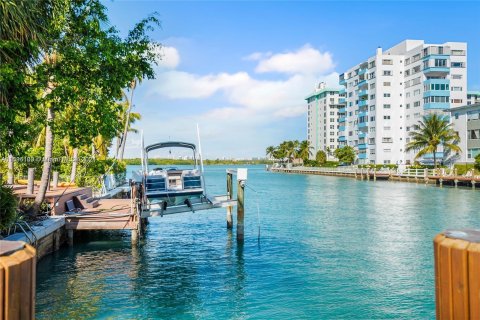 House in Bay Harbor Islands, Florida 6 bedrooms, 517.47 sq.m. № 1187122 - photo 13