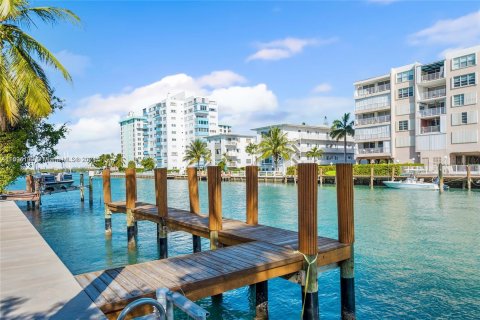 House in Bay Harbor Islands, Florida 6 bedrooms, 517.47 sq.m. № 1187122 - photo 9