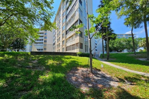 Condo in Lauderhill, Florida, 2 bedrooms  № 1187127 - photo 4