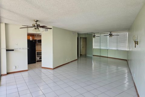 Condo in Lauderhill, Florida, 2 bedrooms  № 1187127 - photo 26