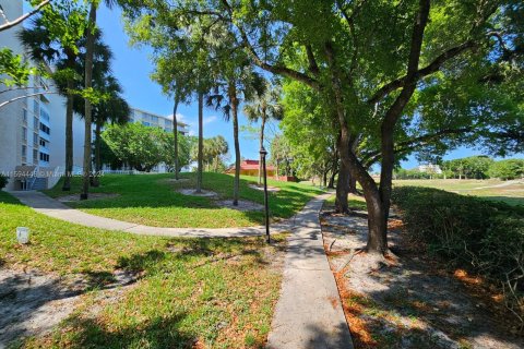 Condo in Lauderhill, Florida, 2 bedrooms  № 1187127 - photo 11