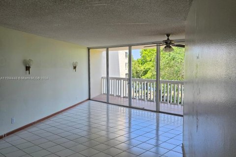 Condo in Lauderhill, Florida, 2 bedrooms  № 1187127 - photo 24