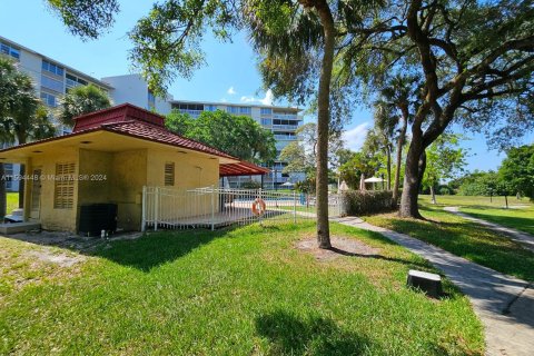 Condo in Lauderhill, Florida, 2 bedrooms  № 1187127 - photo 8